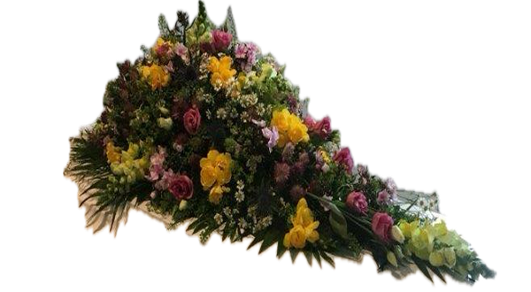 Kistepynt med Roser, gule Freesia og lisianthus